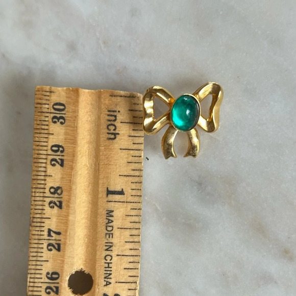 Vintage Gold Tone Bow Earrings Green Stone Coquette Dainty - Picture 7 of 7